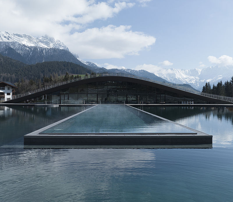 Krallerhof Spa organisches Design Badesee Infinity-Pool