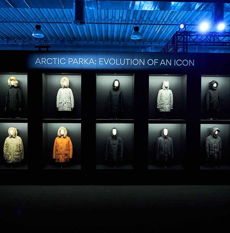 Ausstellungswand Arctic Parka Evolution of an Icon mit zehn beleuchteten Parka-Vitrinen