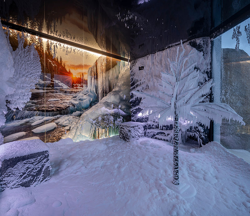 Indoor-Eislandschaft mit Schnee, Eisbaum und beleuchtetem Winterwald-Wandbild
