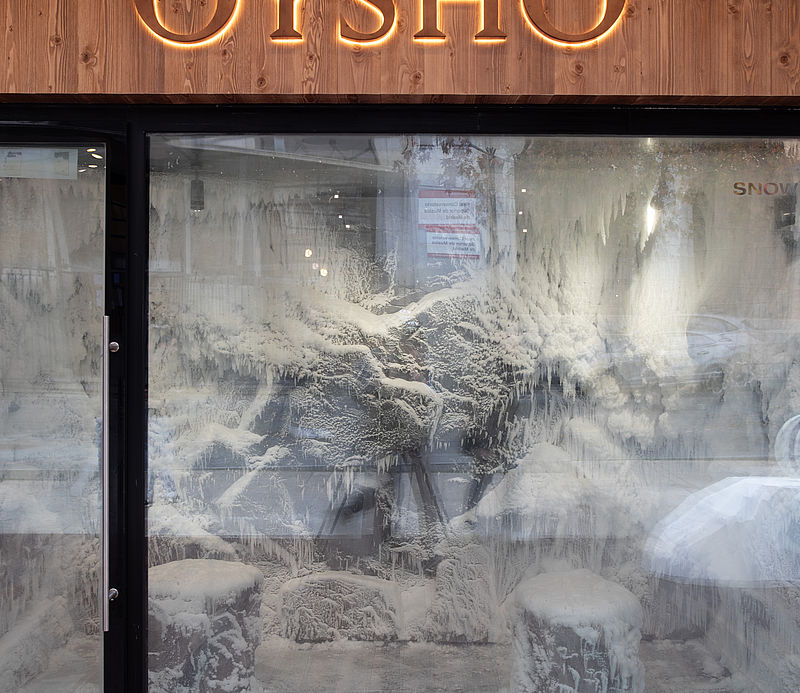 Oysho Coldroom -10°C Schaufenster mit vereistem Innenraum und echtem Schnee hinter Glas