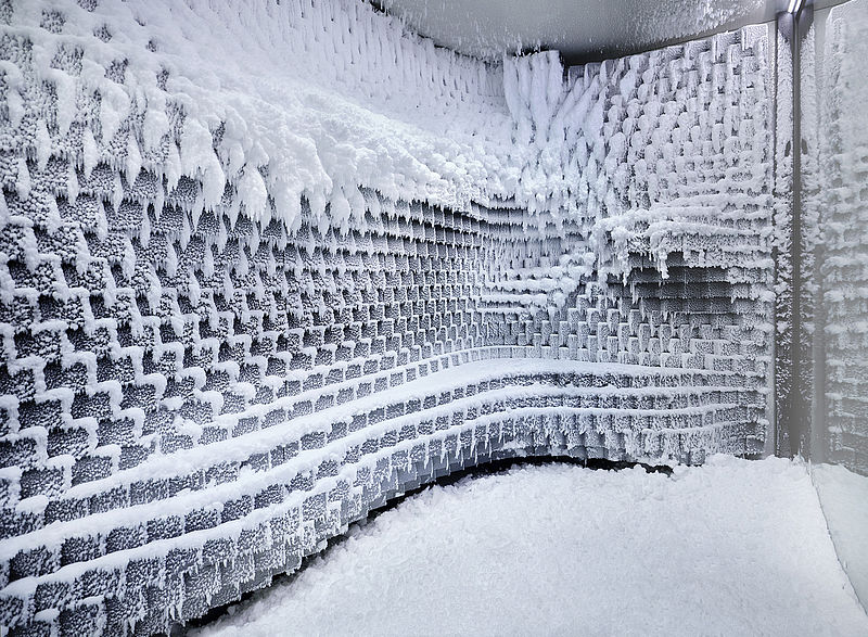 Kubisches SnowRoom-Design mit vereisten Würfelstrukturen an Wänden und geschwungener Schneebank