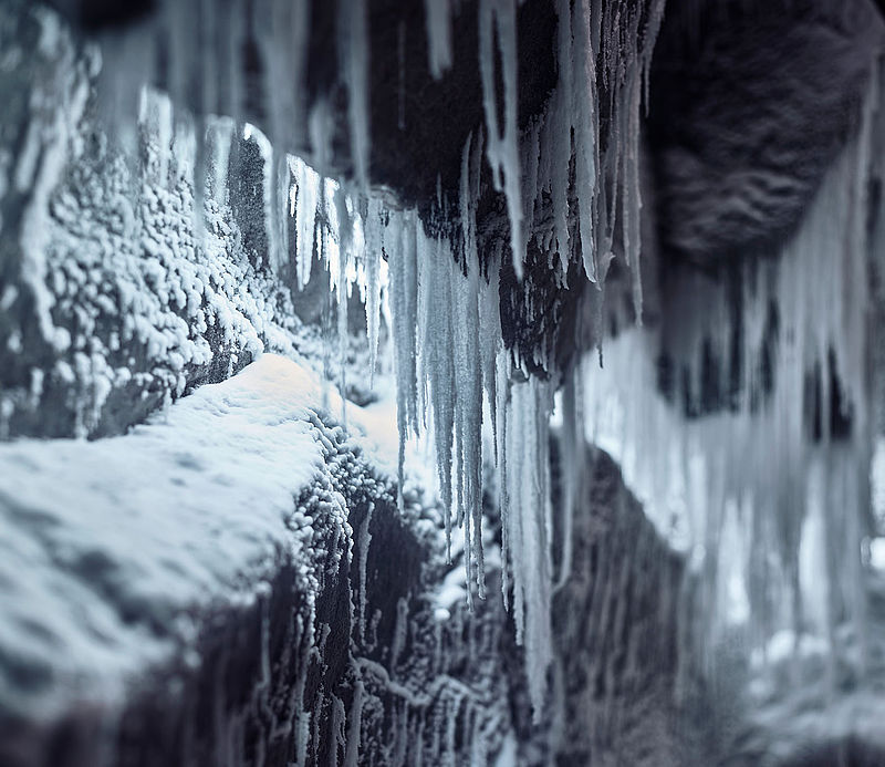 Detailaufnahme von Eiszapfen und Raureif an einer Schneekabinen-Wand.