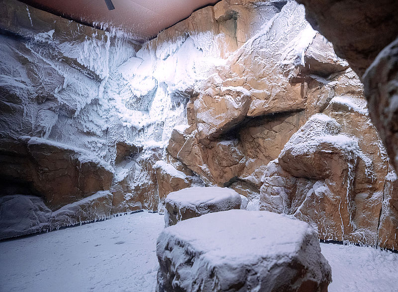 Verschneite Felsenlandschaft im Indoor SNOWROOM mit künstlichem Schnee auf Steinen